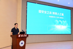 開展“企業家進校園”“優秀校友進校園”等活